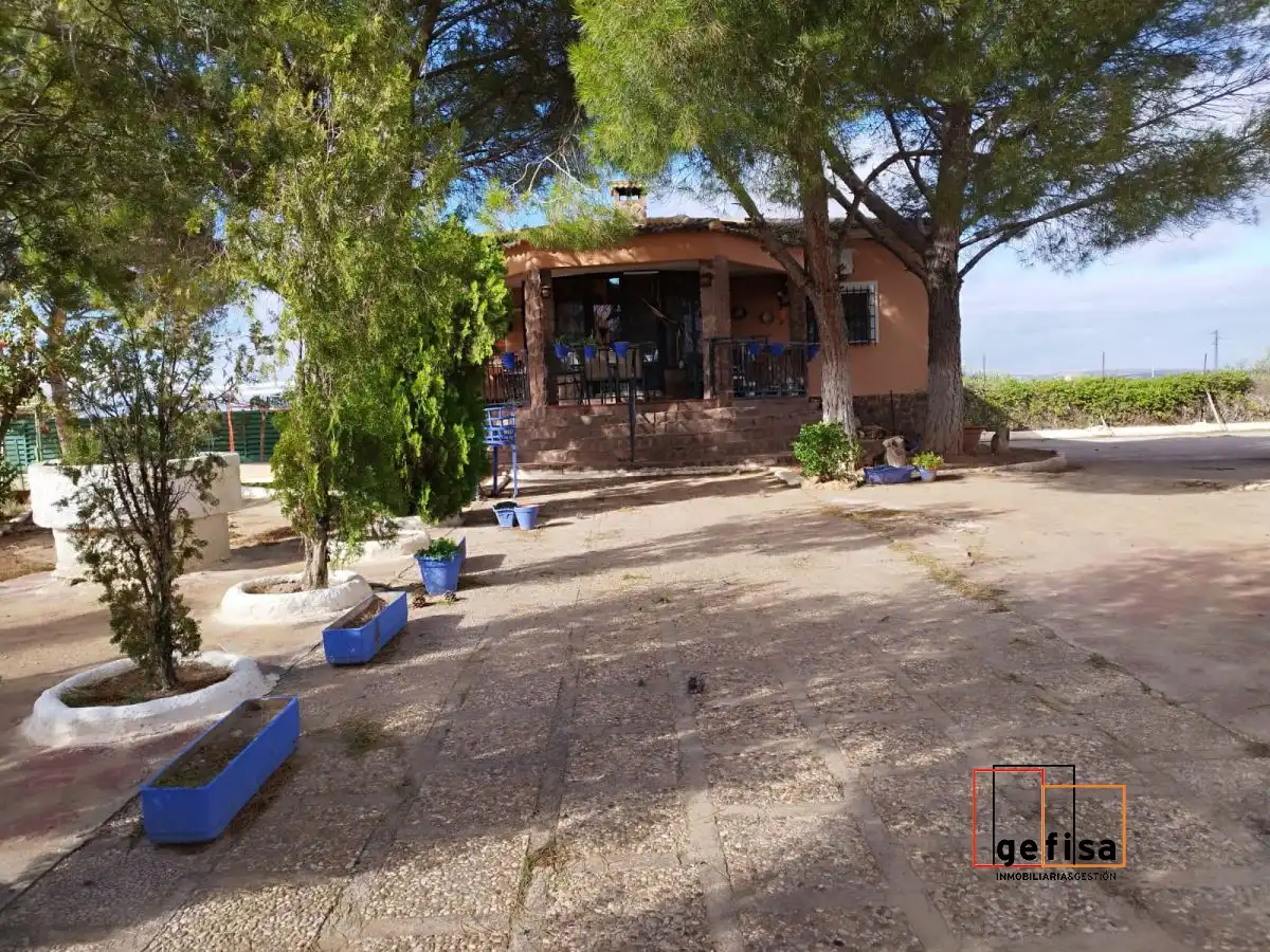 Xalet amb piscina en venda a Valdepeñas