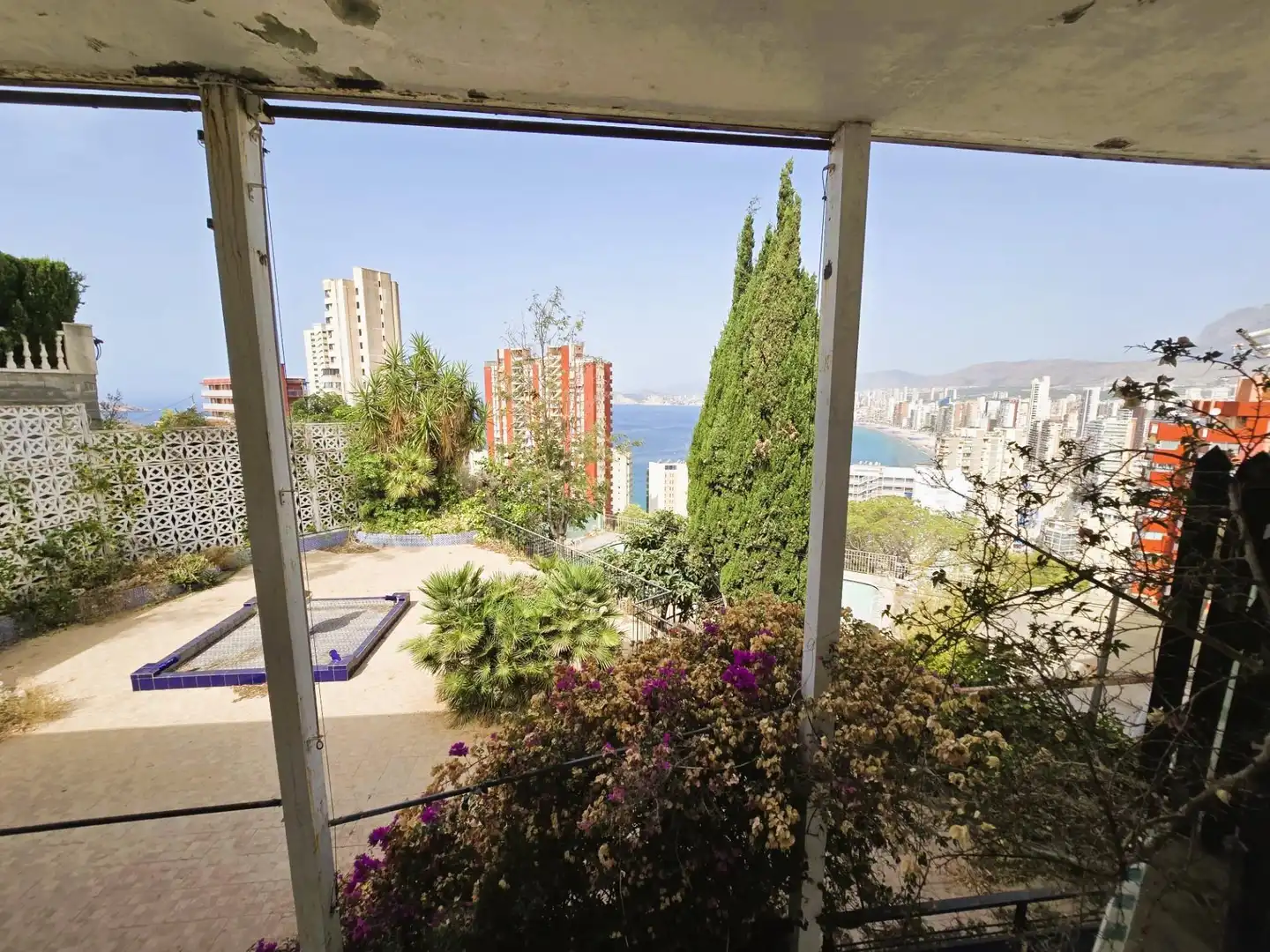 Außenansicht von Haus oder Chalet zum Verkauf in Benidorm mit Privatgarten, Terrasse und Abstellraum