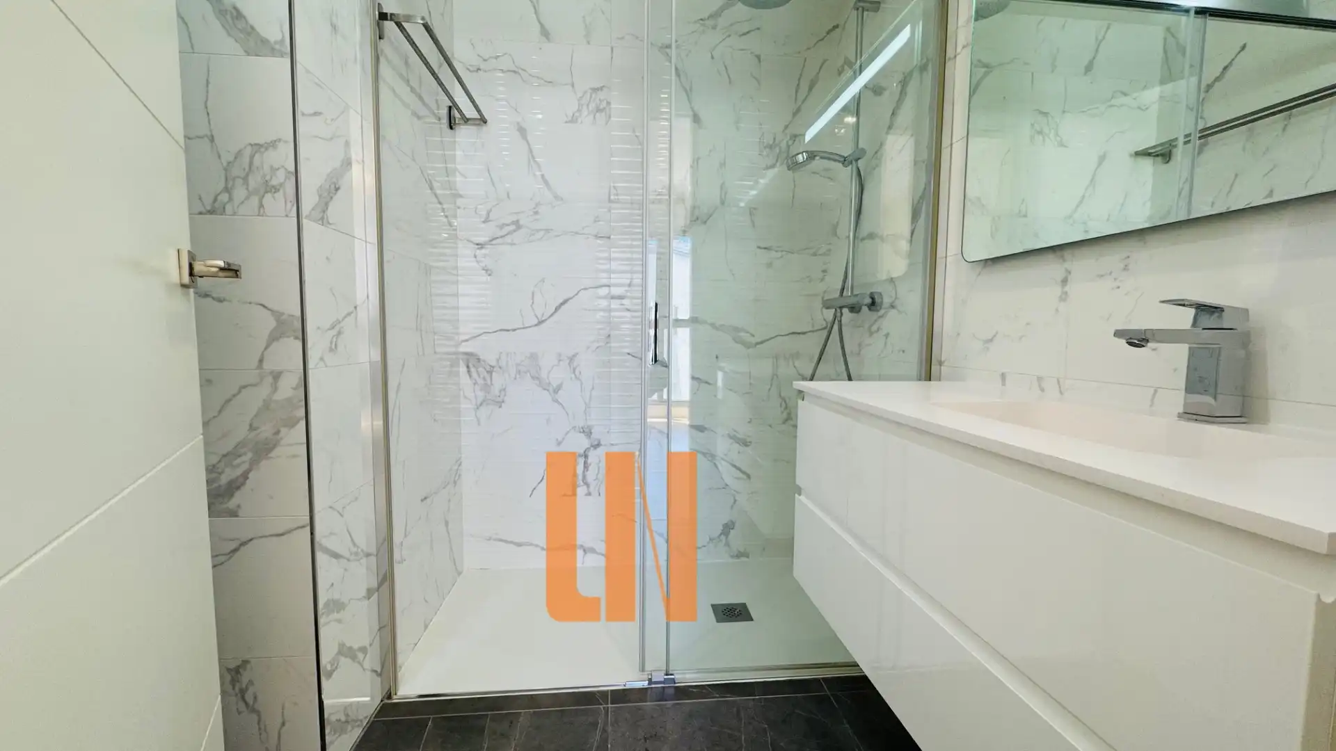 Badezimmer von Wohnung zur Miete in A Coruña Capital  mit Heizung, Parkett und Terrasse