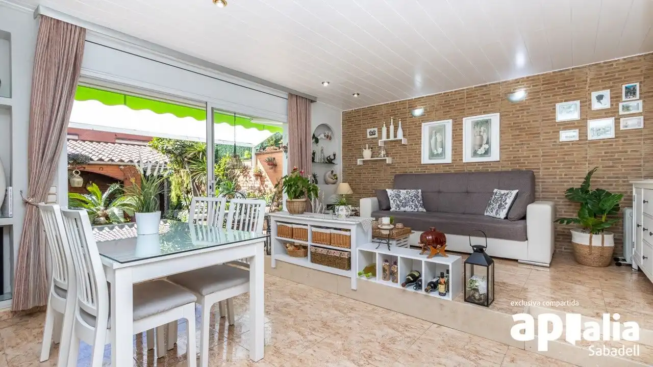 Sala d'estar de Casa o xalet en venda en Terrassa amb Calefacció, Jardí privat i Terrassa
