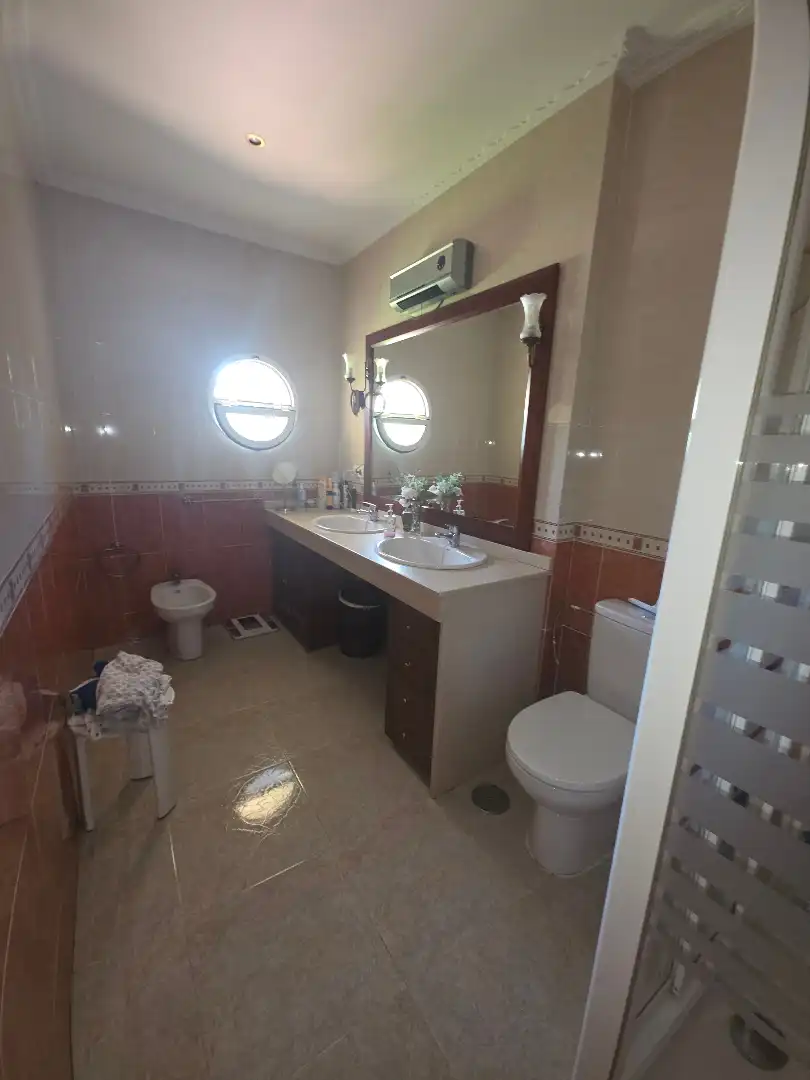 Baño de Casa o chalet en venta en Alcalá de Guadaira con Aire acondicionado, Calefacción y Jardín privado