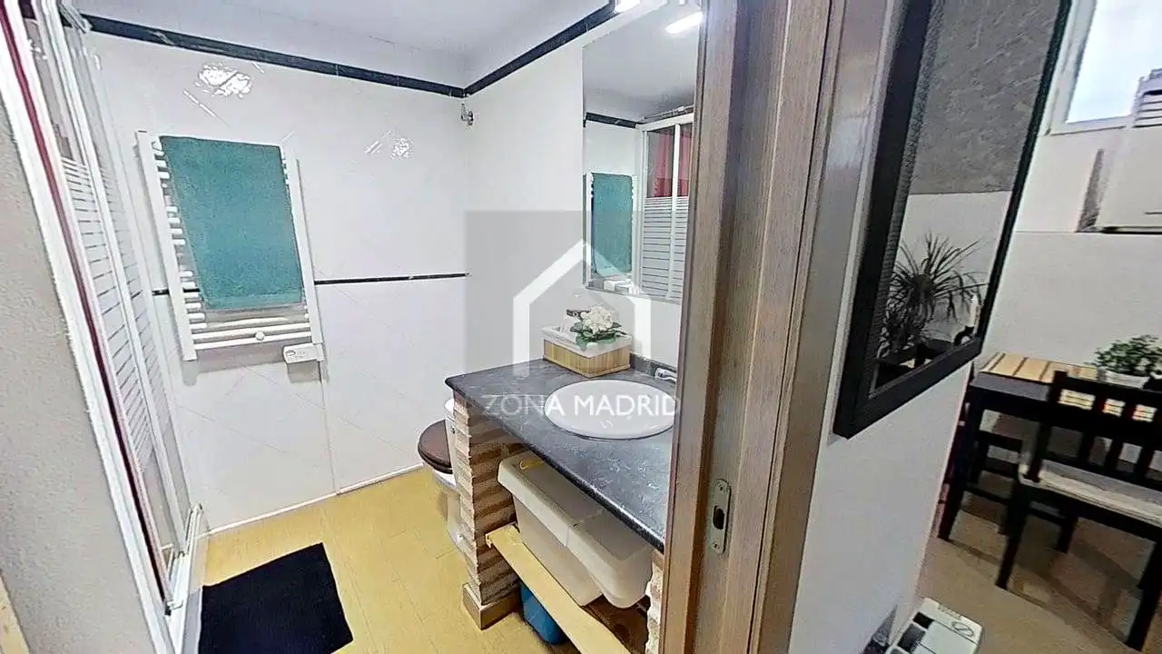Badezimmer von Erdgeschoss zum Verkauf in Madrid mit Möbliert