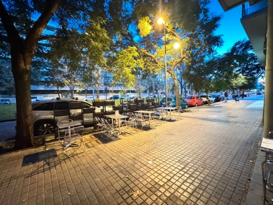 Vista exterior de Local en traspaso en  Barcelona Capital con Aire acondicionado, Calefacción y Terraza