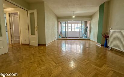 Living room of Flat for sale in  Madrid Capital  with Air Conditioner, Heating and Parquet flooring