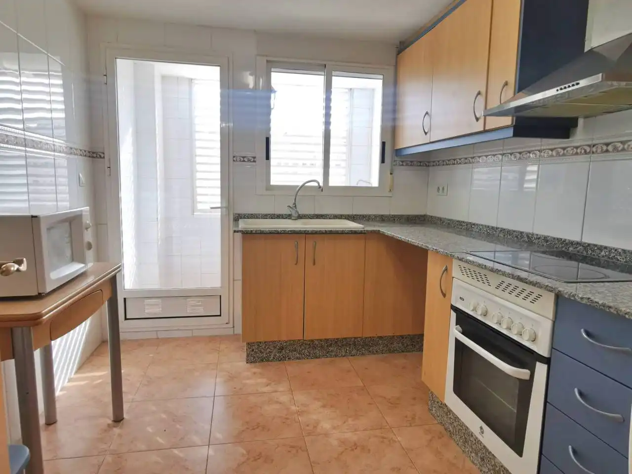 Cuina de Pis de lloguer en Valencia amb Aire condicionat, Calefacció i Moblat
