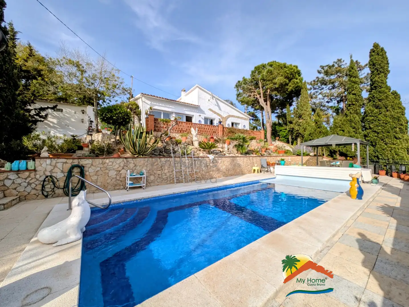 Vista exterior de Casa o xalet en venda en Lloret de Mar amb Jardí privat, Terrassa i Piscina