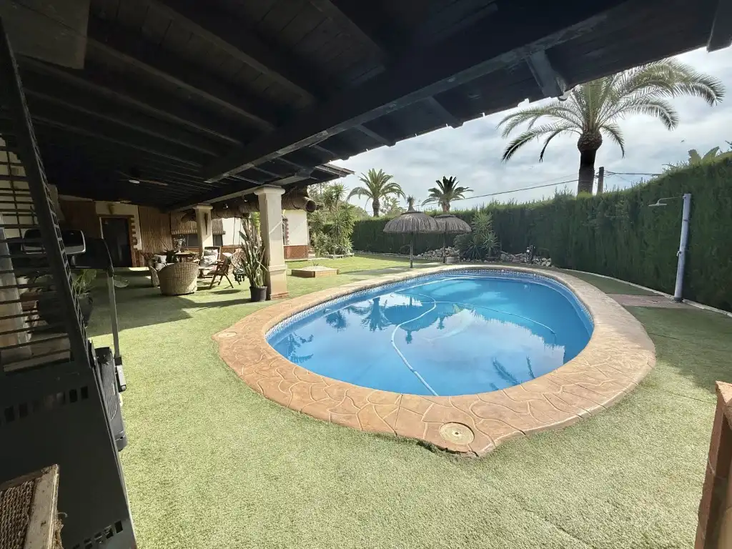 Piscina de Casa o chalet en venta en Carmona con Aire acondicionado y Amueblado