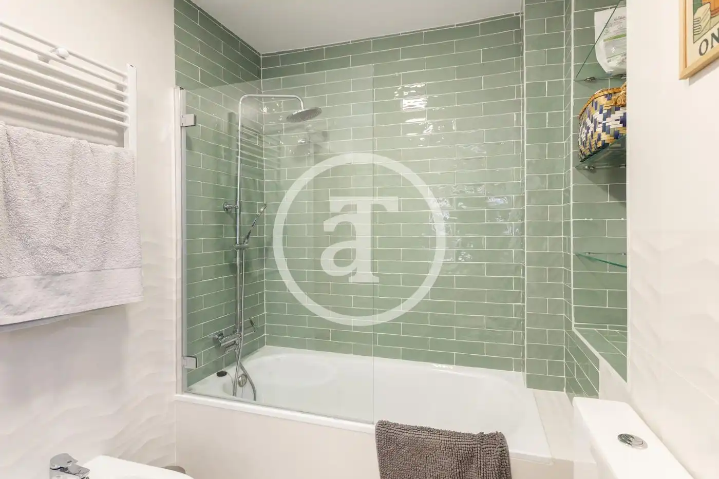 Badezimmer von Wohnung zur Miete in Madrid mit Klimaanlage, Heizung und Möbliert