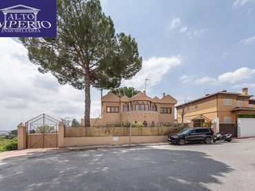 Casa amb balcó en venda a Calle ARCES UR.MONTELUZ
