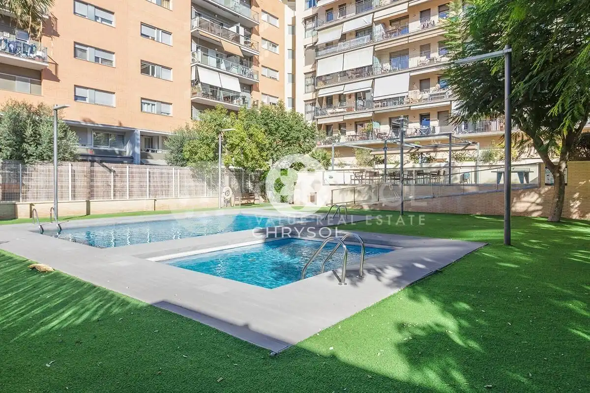Vista exterior de Pis en venda en Barcelona amb Aire condicionat, Calefacció i Jardí privat