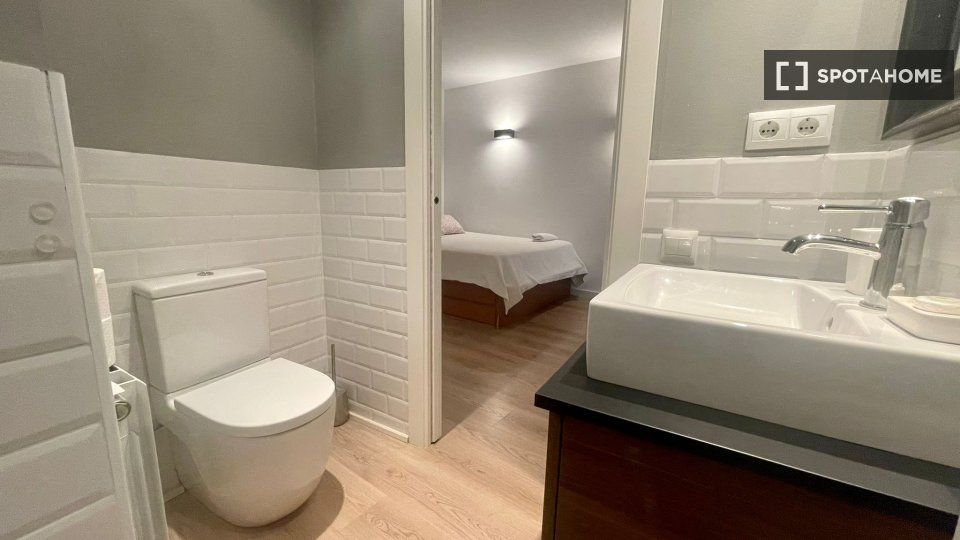 Bathroom of Flat to rent in  Barcelona Capital  with Air Conditioner, Heating and Furnished
