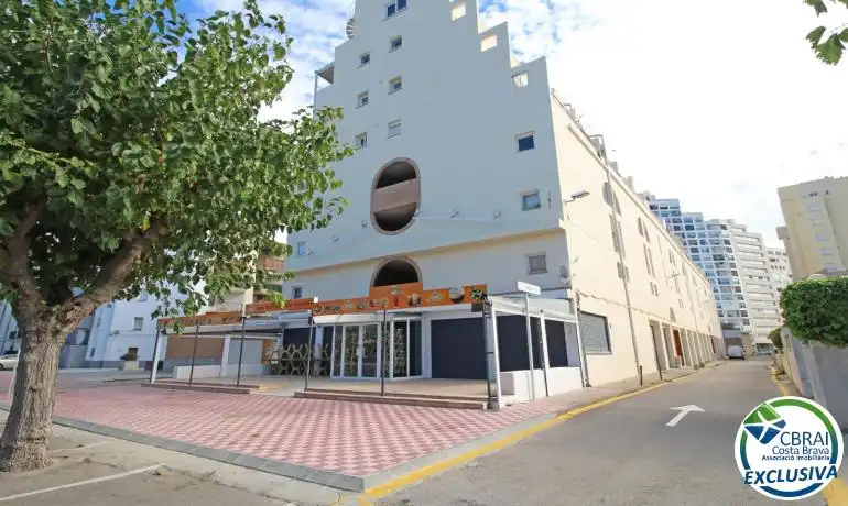 Vista exterior de Àtic en venda en Empuriabrava amb Calefacció, Jardí privat i Moblat