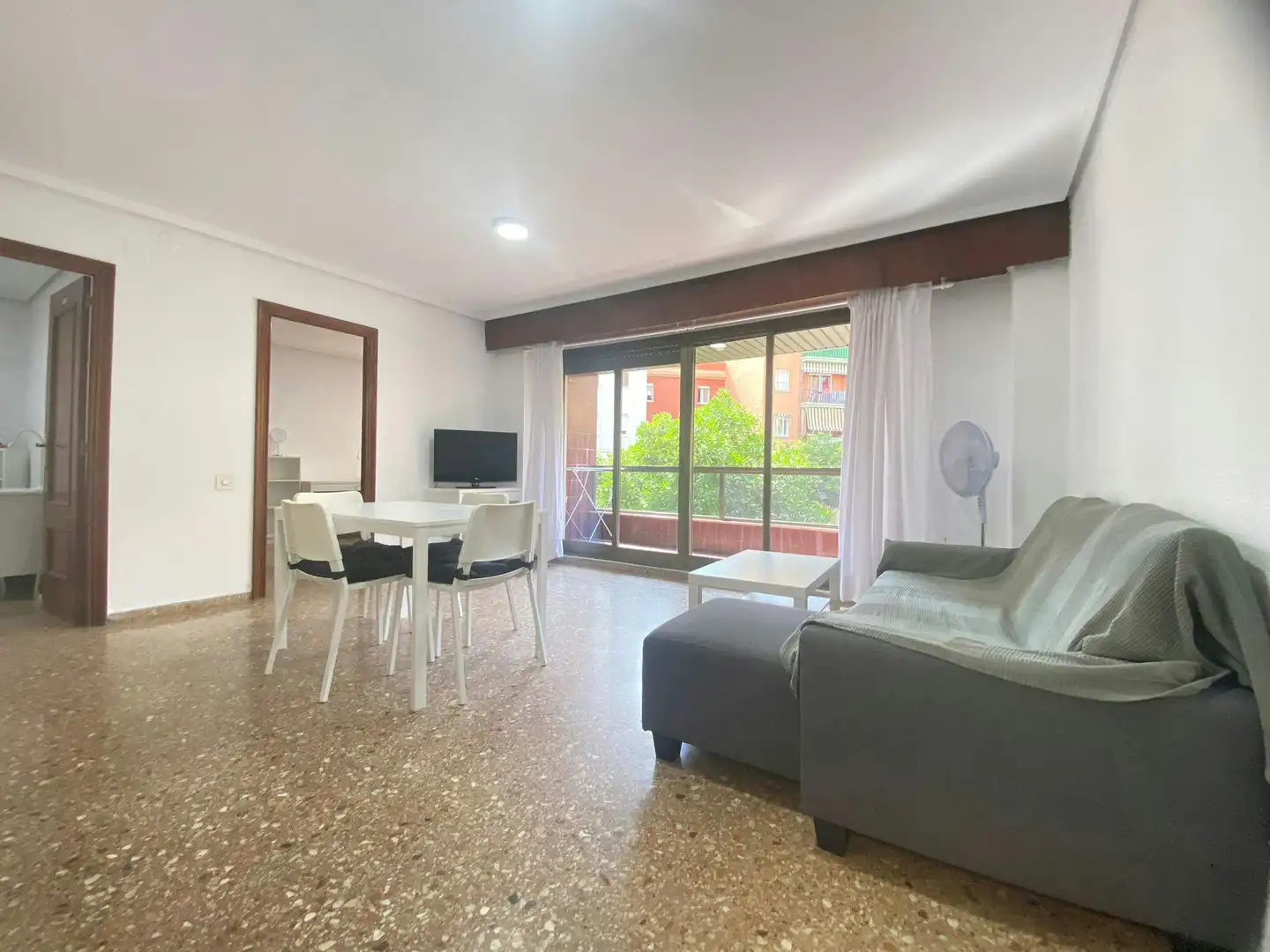 Vista exterior de Piso para compartir en Valencia con Calefacción, Amueblado y Lavadora