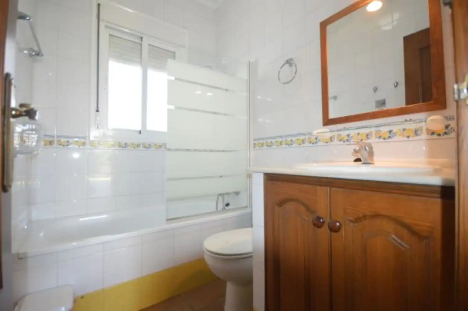 Baño de Casa adosada de alquiler en Conil de la Frontera con Aire acondicionado, Jardín privado y Terraza
