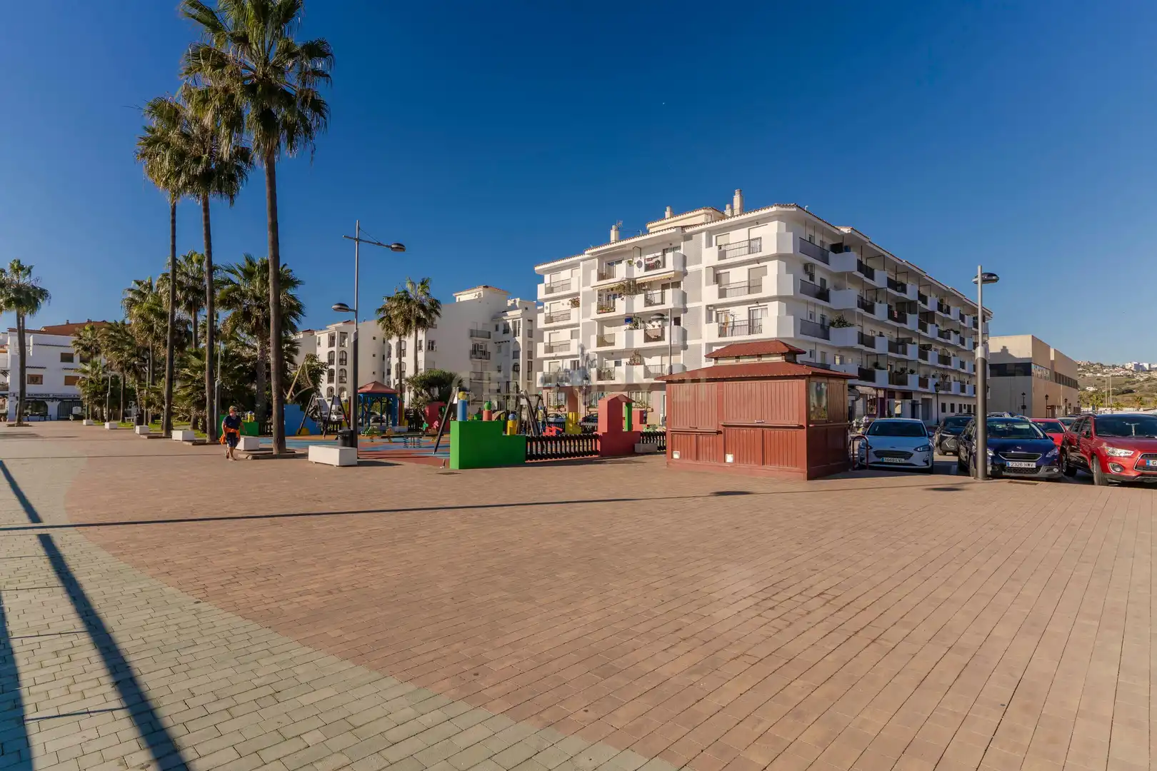 Außenansicht von Wohnung zum Verkauf in Manilva mit Privatgarten, Abstellraum und Gemeinschaftspool