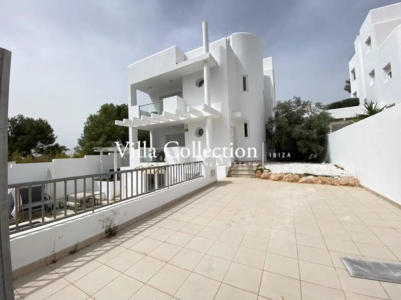 Außenansicht von Einfamilien-Reihenhaus zum Verkauf in Sant Josep de sa Talaia mit Privatgarten, Terrasse und Schwimmbad