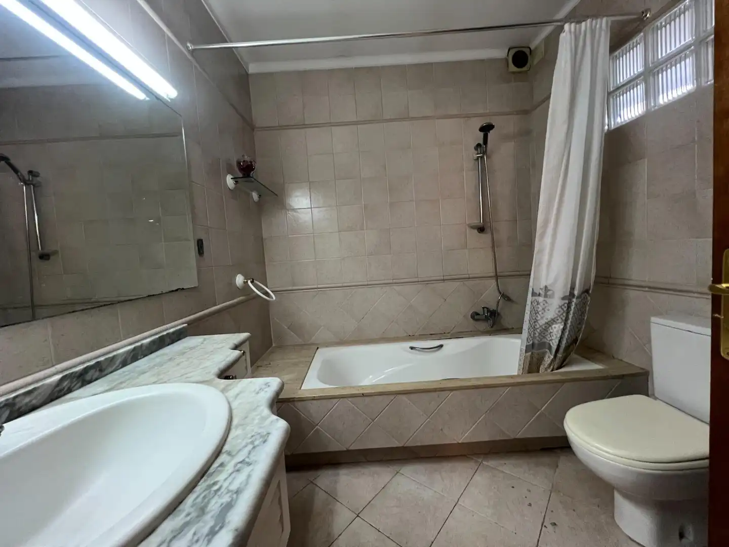 Badezimmer von Einfamilien-Reihenhaus zum Verkauf in Sentmenat