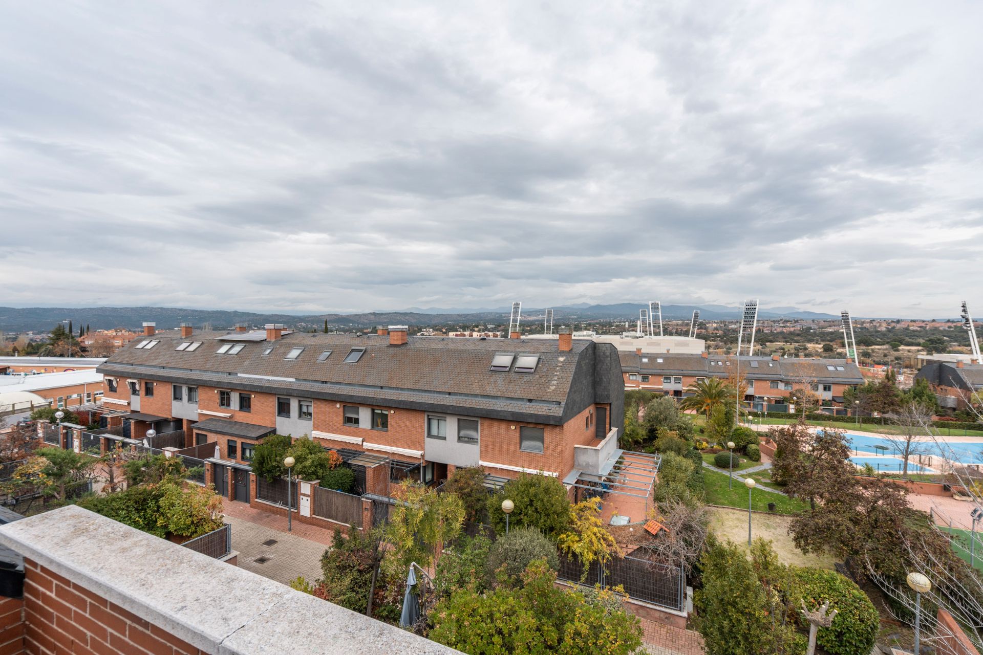 Vista exterior de Casa adosada en venda en Las Rozas de Madrid amb Aire condicionat, Calefacció i Jardí privat