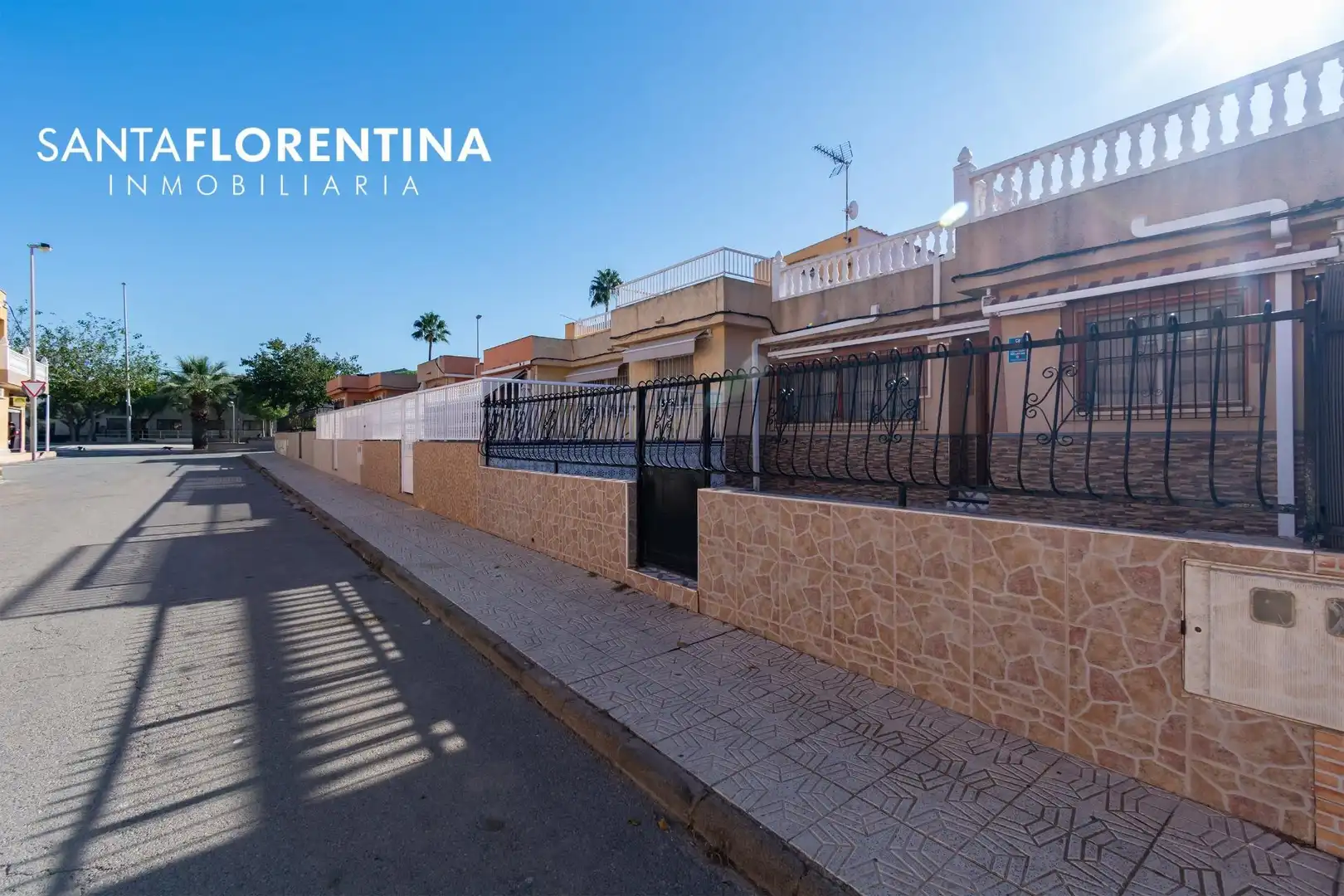 Vista exterior de Casa adosada en venda en Cartagena amb Aire condicionat, Jardí privat i Terrassa