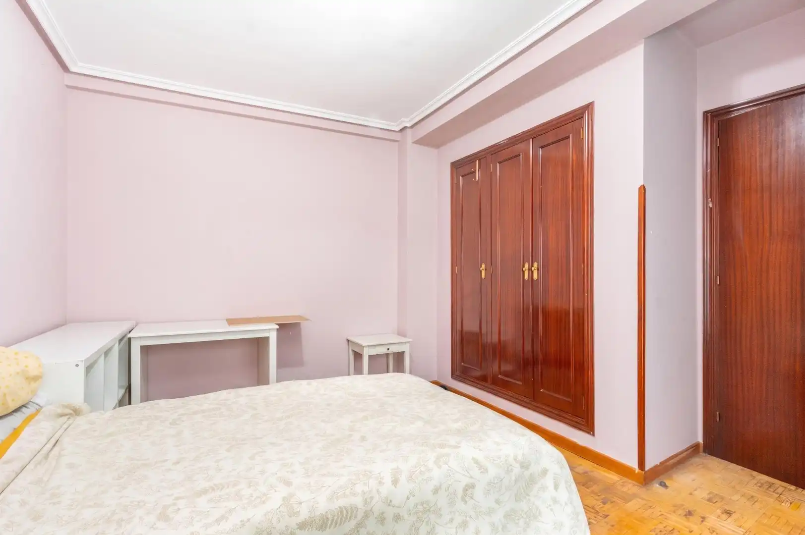Dormitori de Apartament en venda en Oviedo  amb Calefacció, Terrassa i Balcó