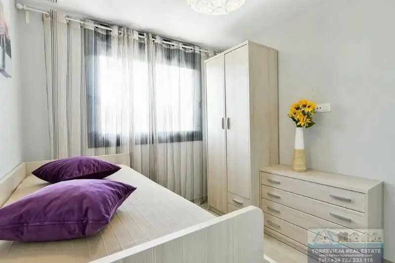 Habitación de Apartamento en venta en Torrevieja con Aire acondicionado, Terraza y Piscina