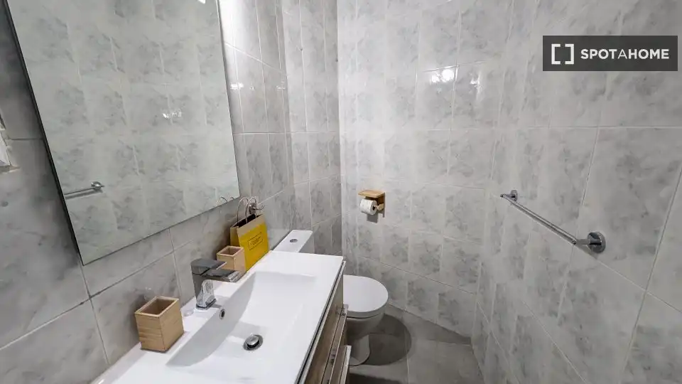 Baño de Apartamento para compartir en Barcelona con Aire acondicionado, Terraza y Amueblado