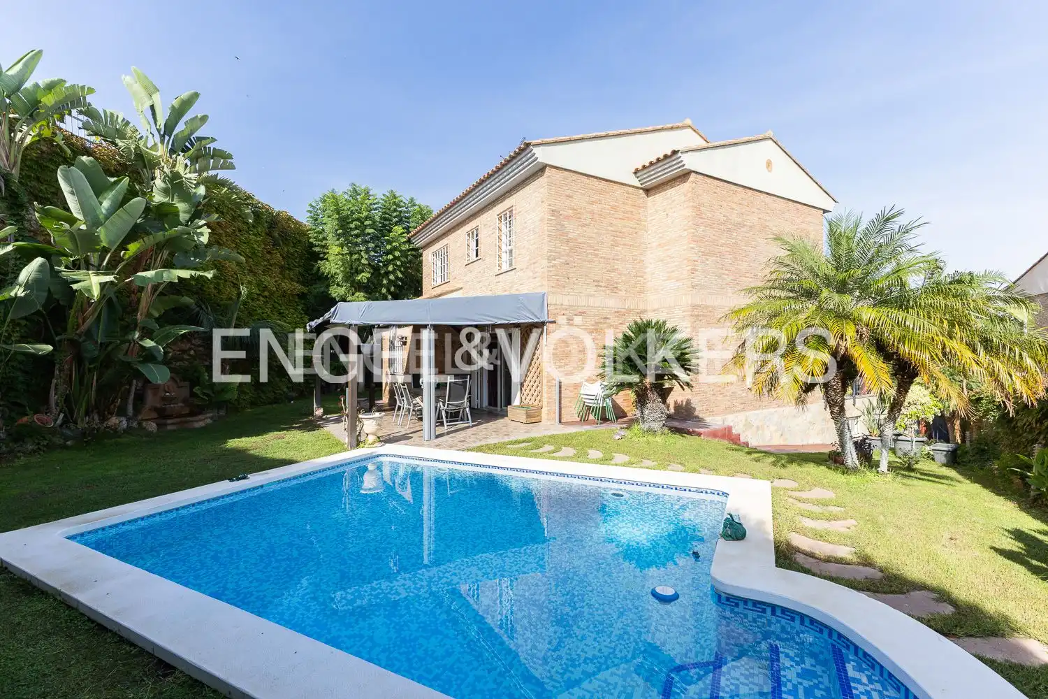 Casa con balcón en venta en Sierra Perenchiza - Cumbres de Calicanto - Sto Domingo