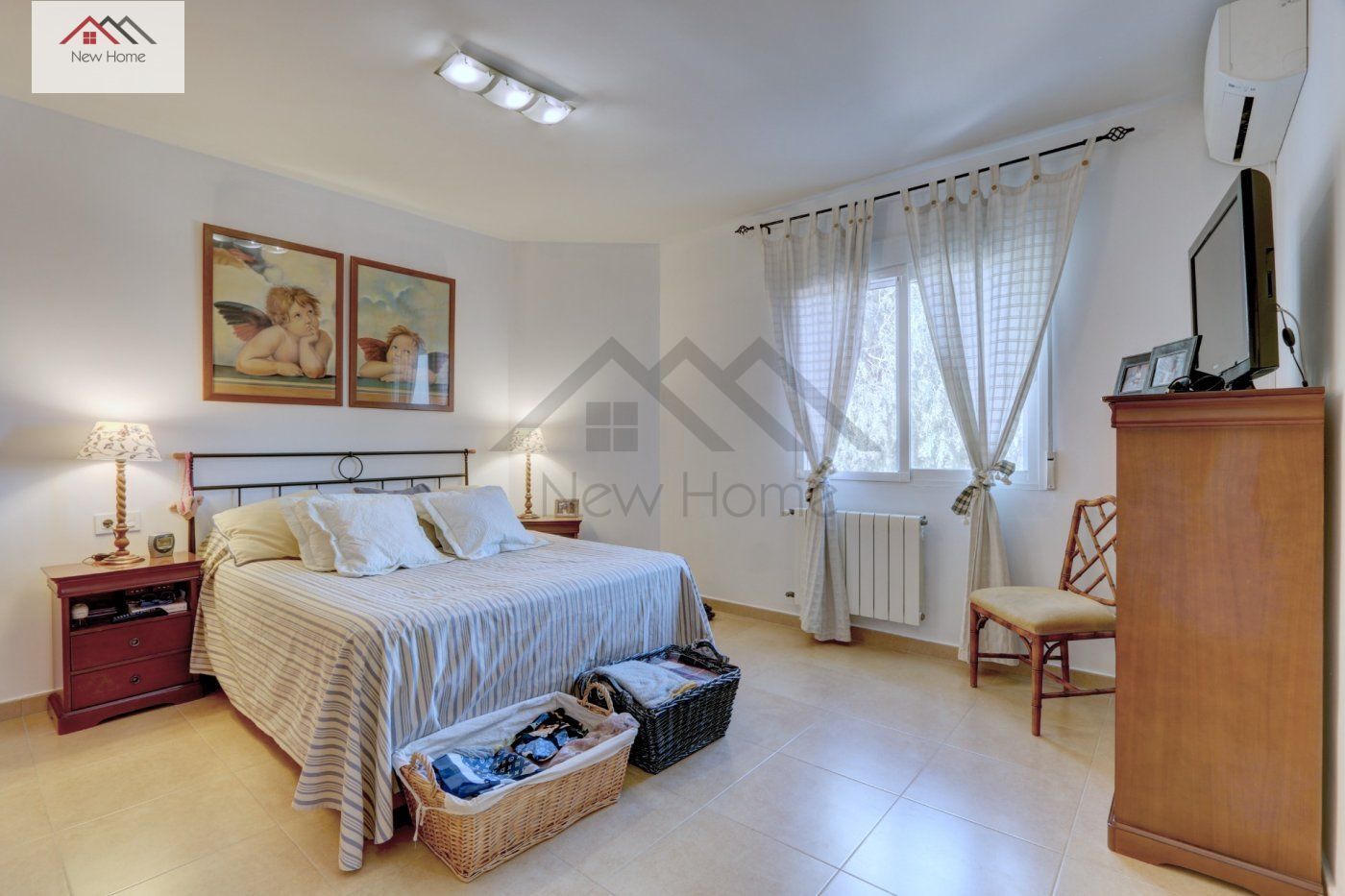 Habitación de Casa adosada en venta en La Pobla de Vallbona con Aire acondicionado, Calefacción y Jardín privado