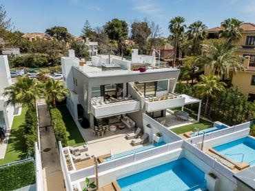Casa bifamiliare con piscina in vendita a ISABEL CLARA EUGENIA 5