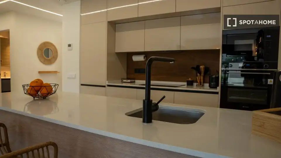 Cuina de Apartament per a compartir en Torrevieja amb Aire condicionat, Terrassa i Moblat