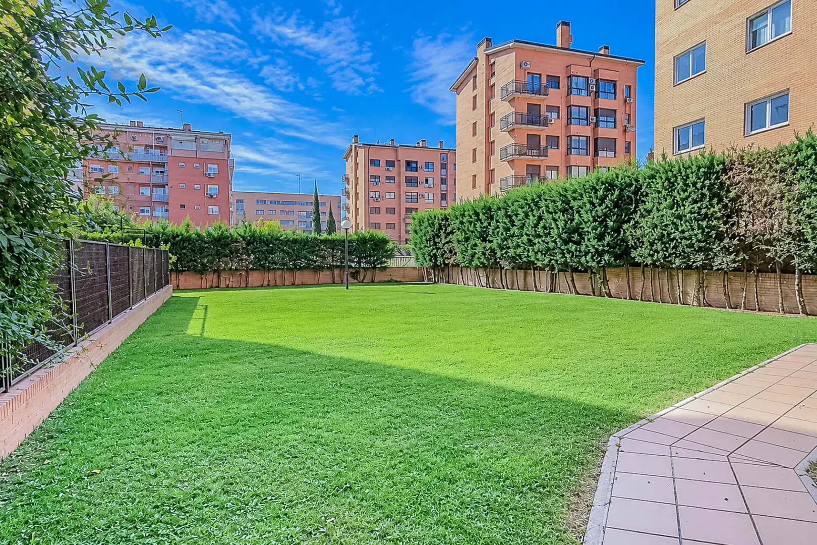 Vista exterior de Planta baja en venta en Parque Oeste - Fuente Cisneros