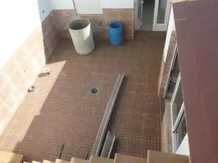 Casa de obra nueva necesita muy leve reforma para terminarla aproximadamente unos 6000 €. Esta compuesta por 3 dormitorios, 1 salo, imatge 5