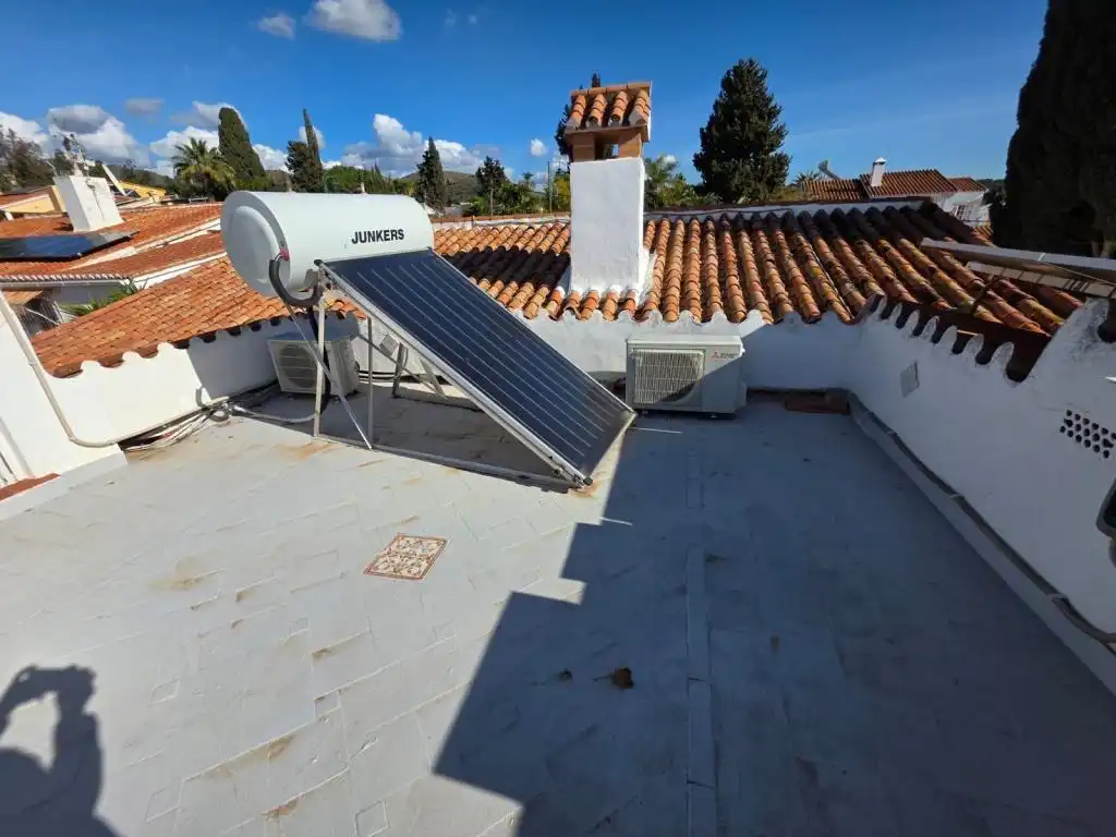 Vista exterior de Casa o xalet en venda en Málaga amb Aire condicionat, Jardí privat i Terrassa