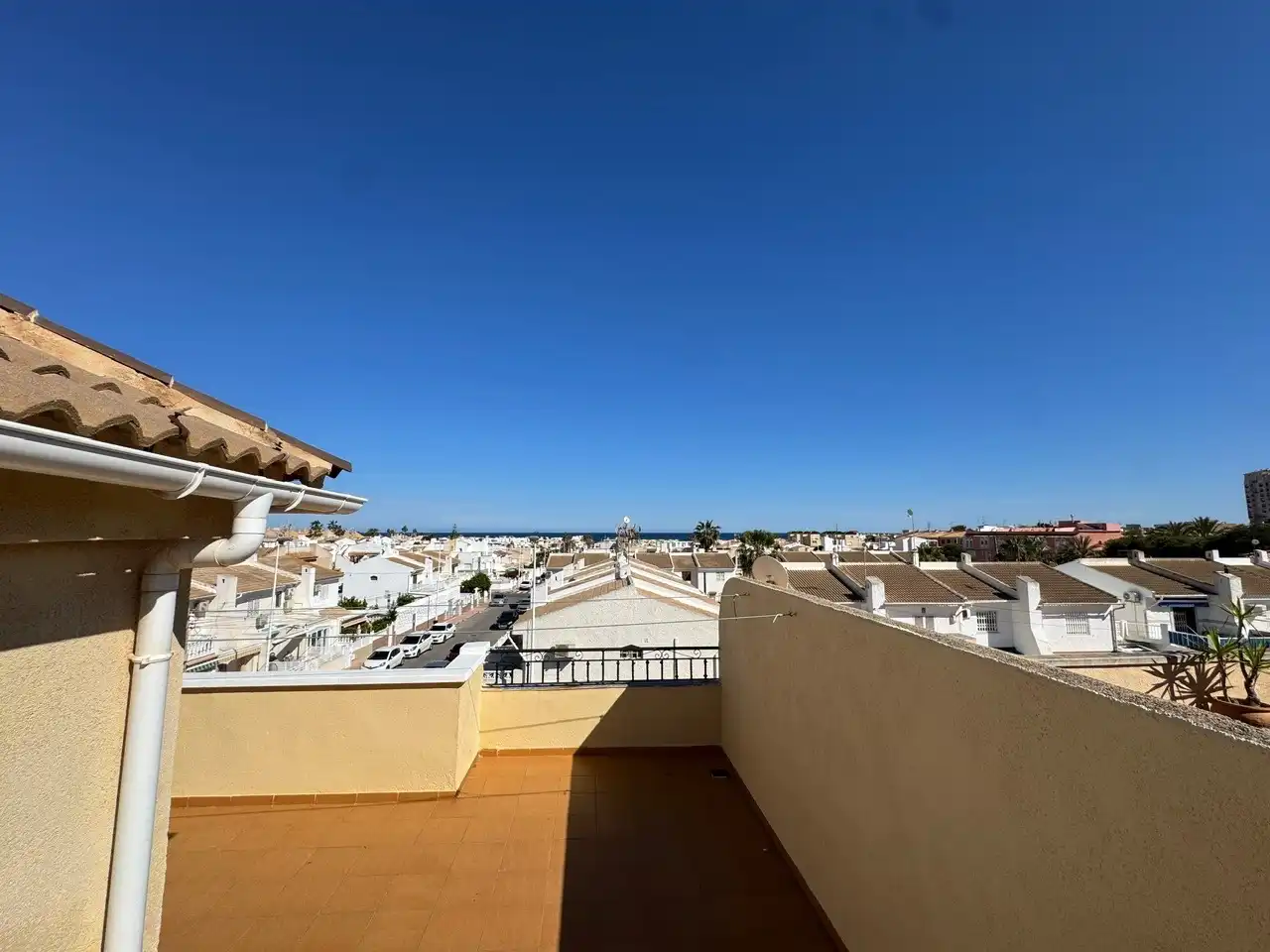 Vista exterior de Casa adosada en venda en Torrevieja amb Terrassa, Forn i Balcó