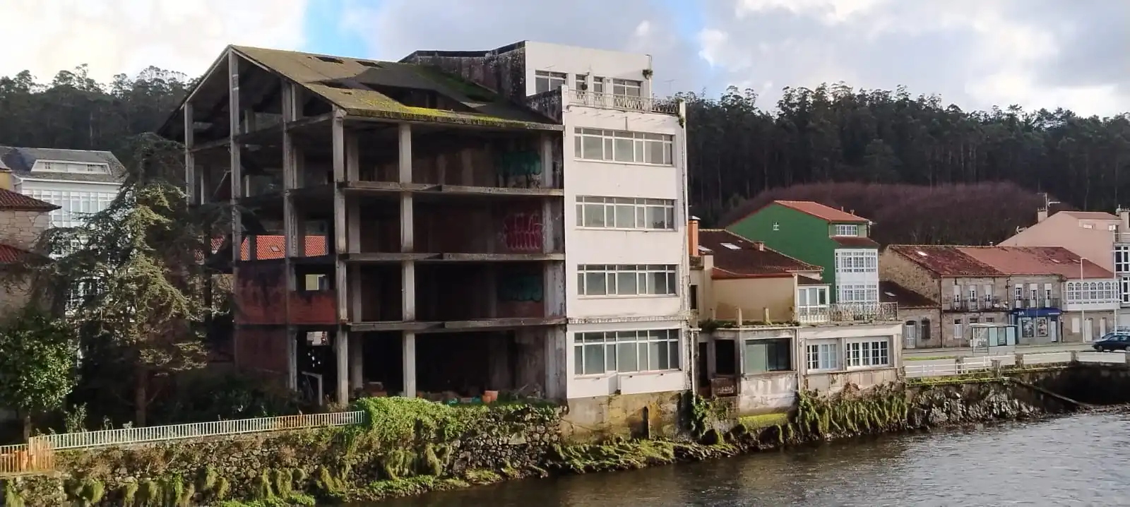 Vista exterior de Edifici en venda en Camariñas