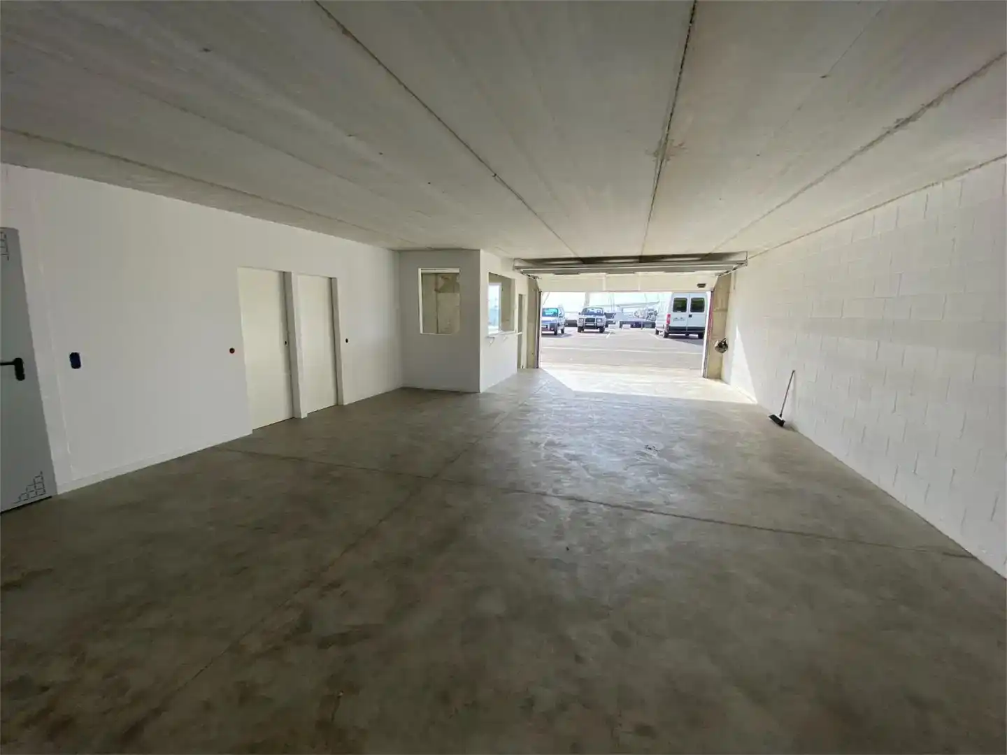 Parkplatz von Fabrikhallen zur Miete in Roses