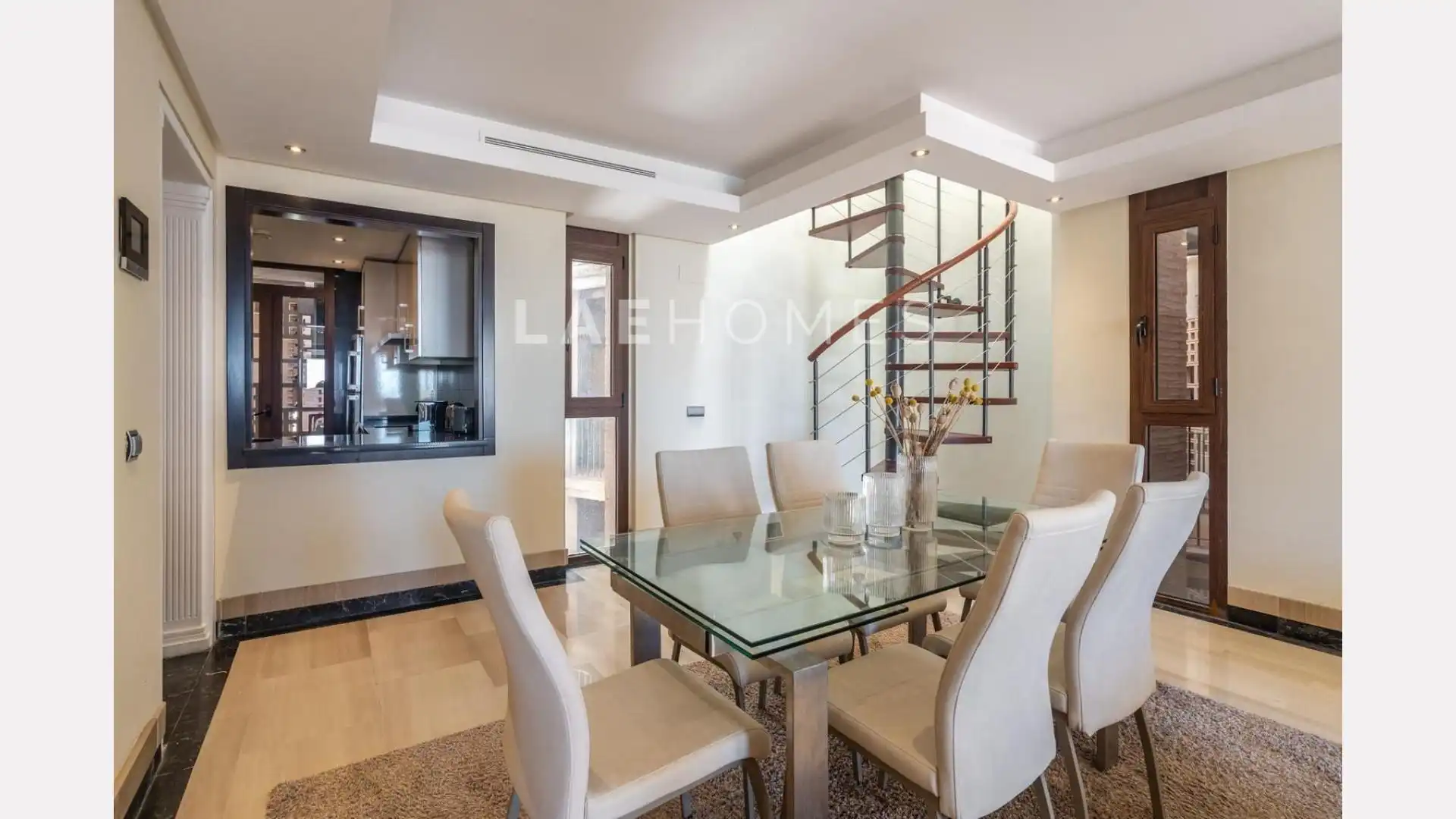 Esszimmer von Dachboden zum Verkauf in Estepona mit Privatgarten, Terrasse und Abstellraum