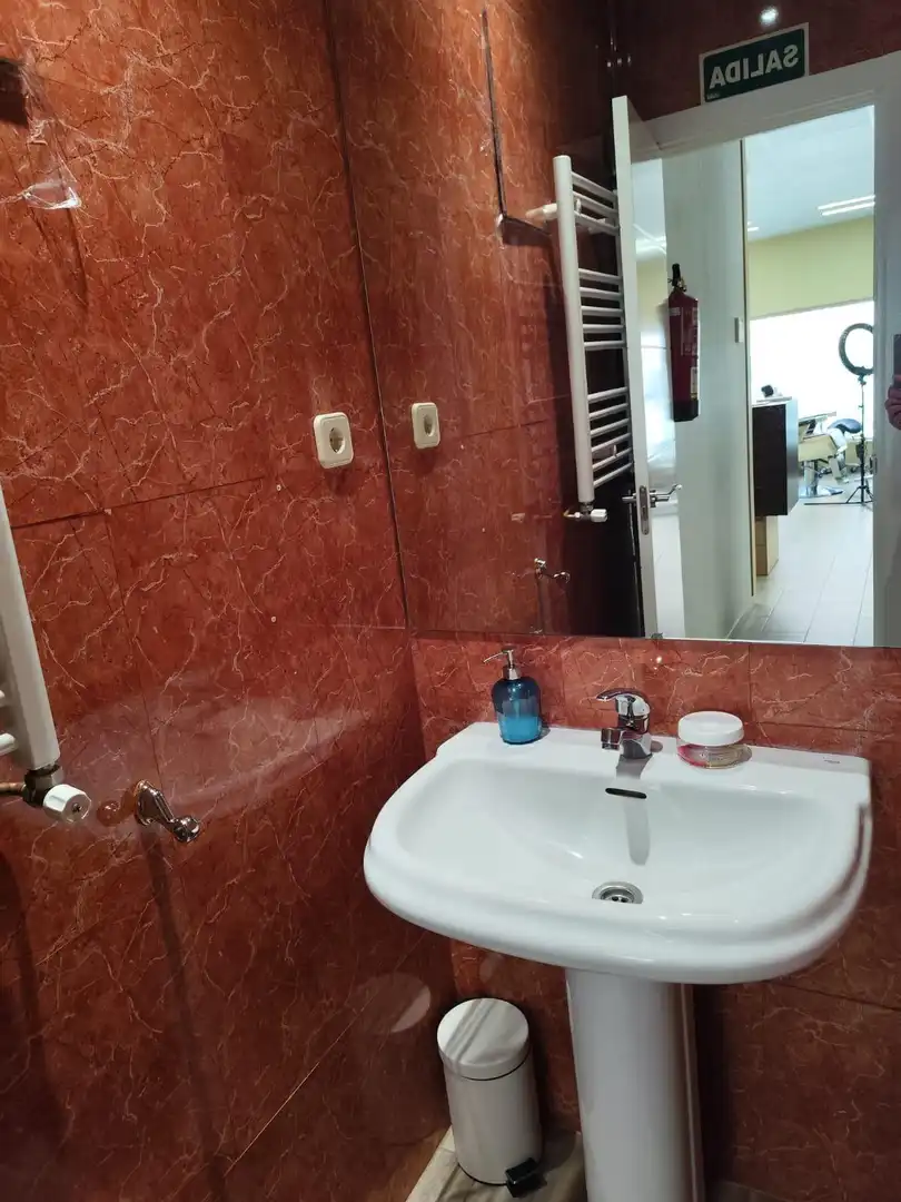 Bathroom of Commercial properties for transfer in Ciempozuelos  with Air Conditioner and Furnished