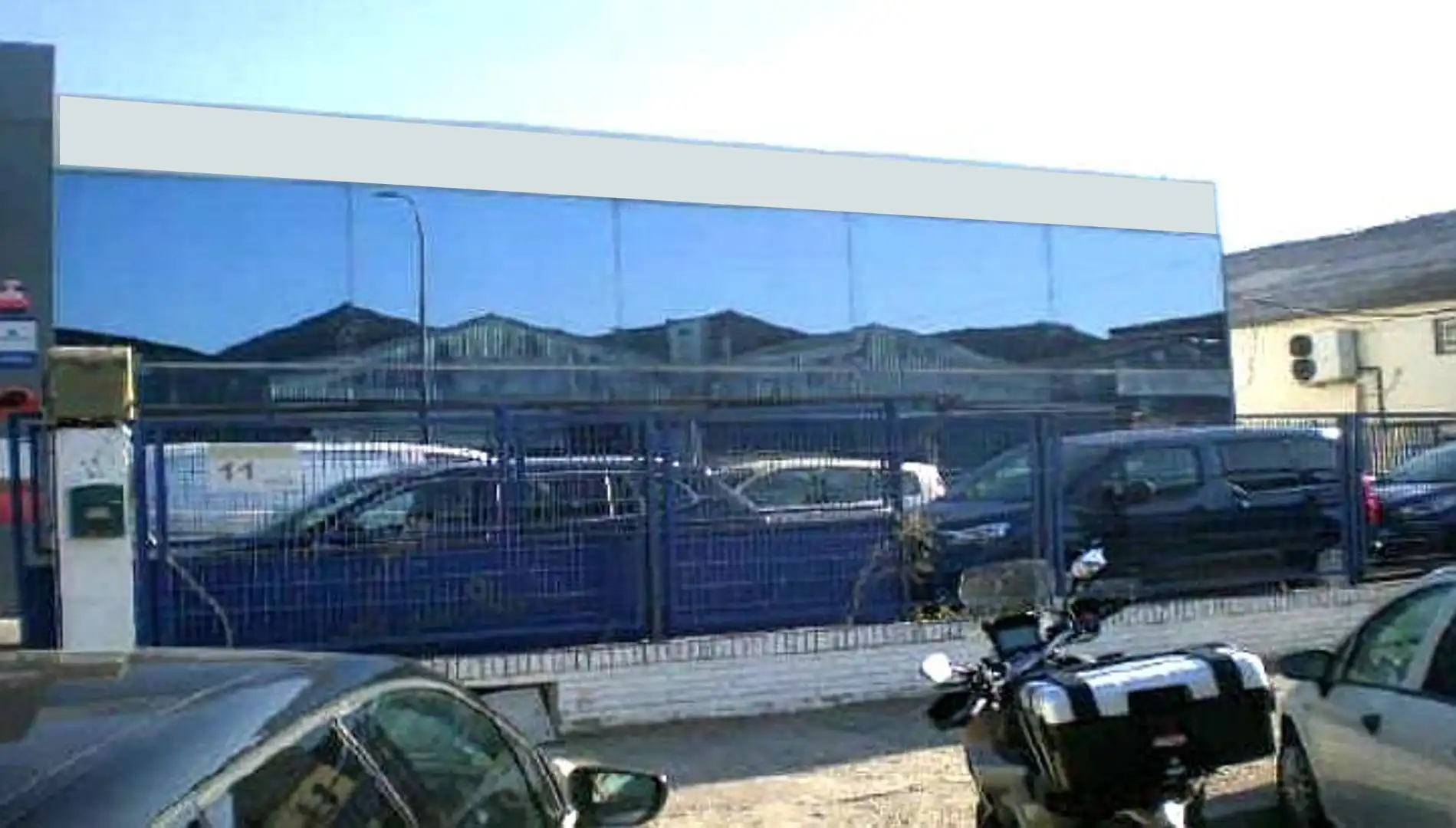 Vista exterior de Nave industrial en venta en Sevilla