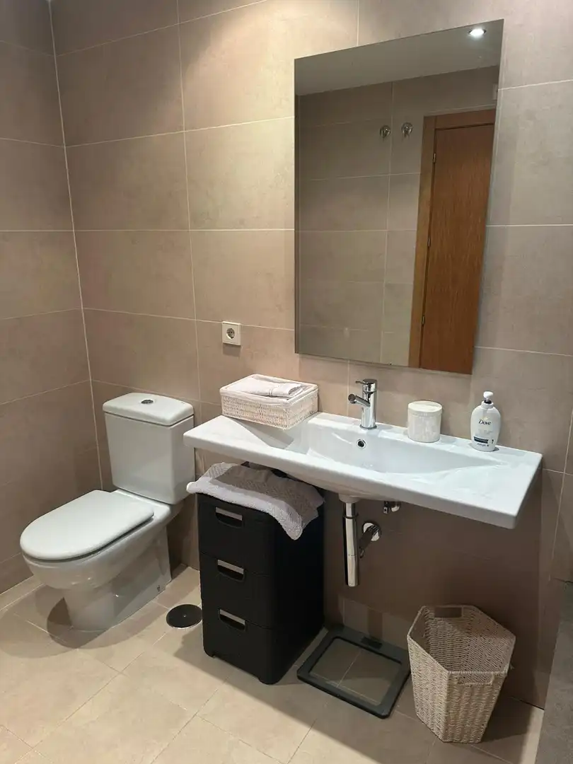 Baño de Apartamento de alquiler en Estepona con Aire acondicionado, Terraza y Piscina