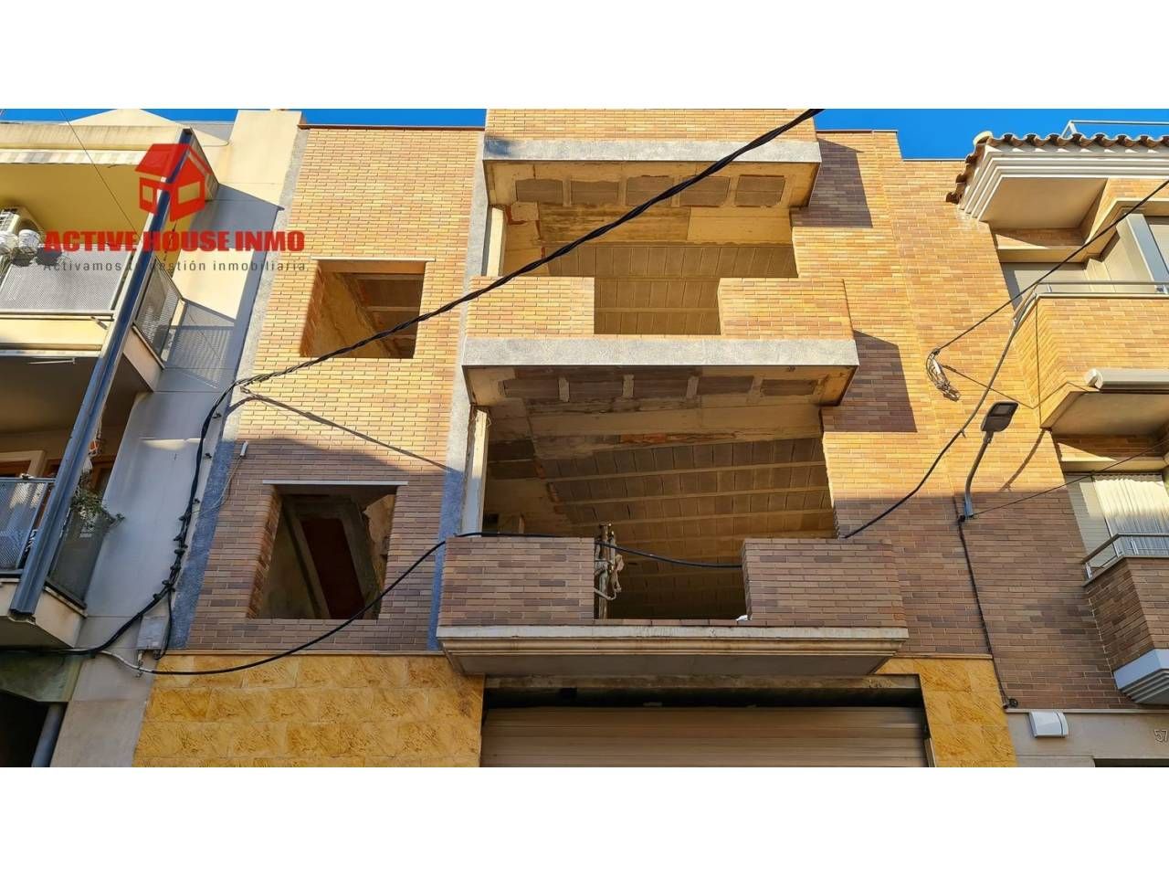 Vista exterior de Casa adosada en venda en Santa Bàrbara amb Terrassa i Balcó