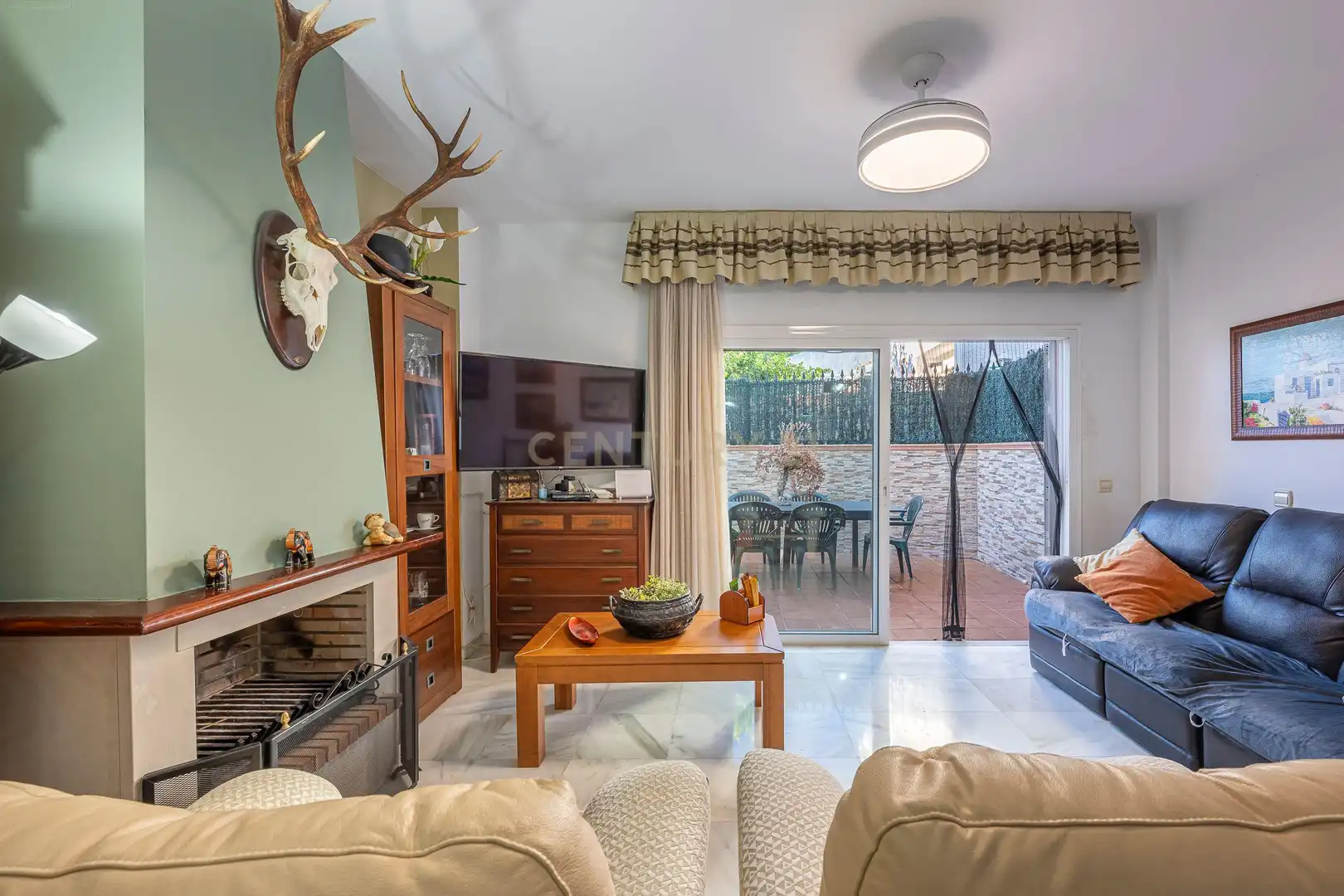 Sala de estar de Casa adosada en venta en Estepona con Aire acondicionado, Trastero y Piscina comunitaria