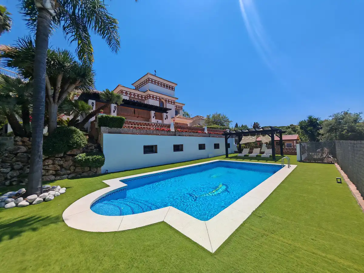 Swimming pool of Houses for sale in Marbella  with Air Conditioner, Heating and Private garden
