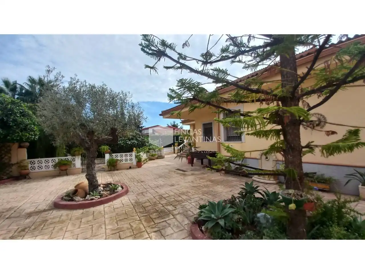 Vista exterior de Casa o xalet en venda en San Vicente del Raspeig / Sant Vicent del Raspeig amb Aire condicionat, Jardí privat i Terrassa