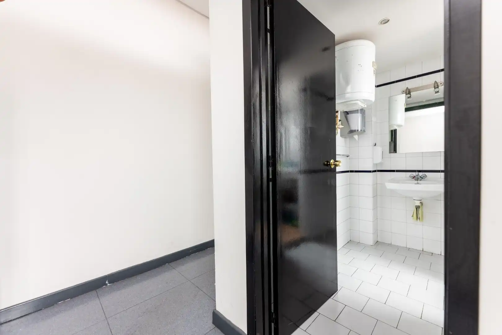 Badezimmer von Büro zum Verkauf in Madrid mit Klimaanlage und Heizung