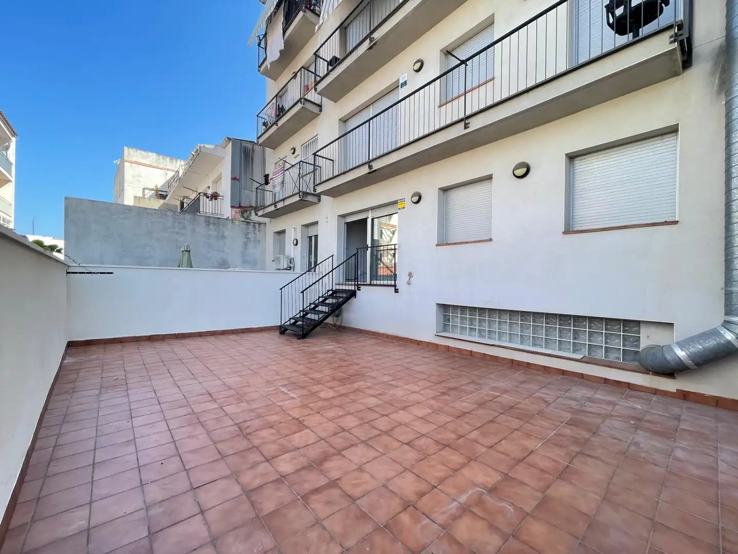 Außenansicht von Erdgeschoss zum Verkauf in El Vendrell mit Terrasse