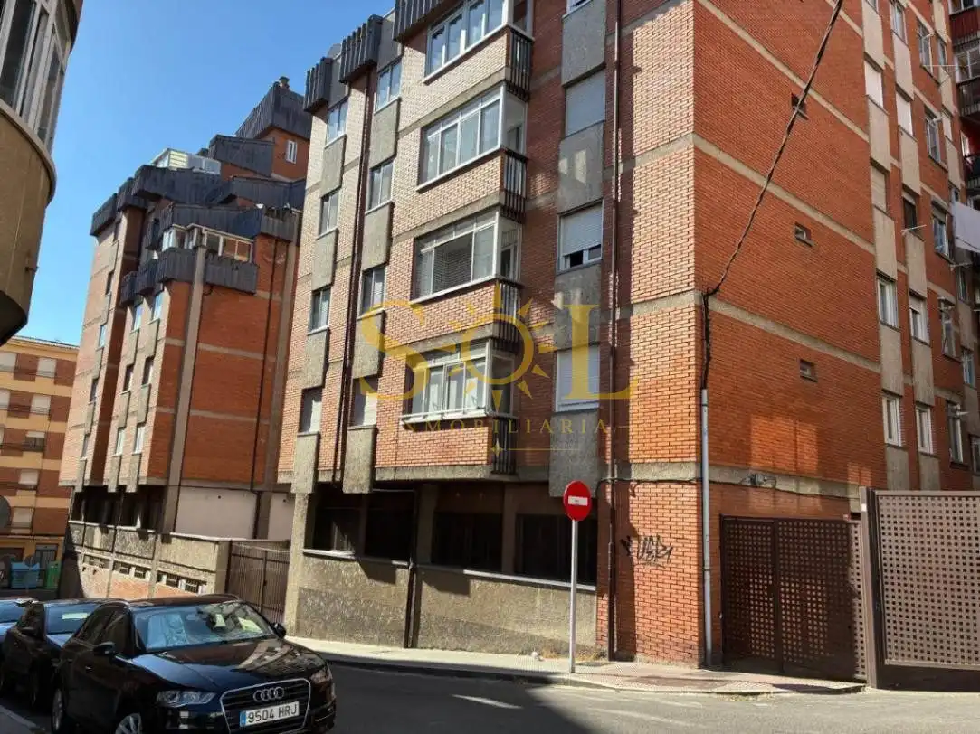 Vista exterior de Pis en venda en León Capital  amb Calefacció