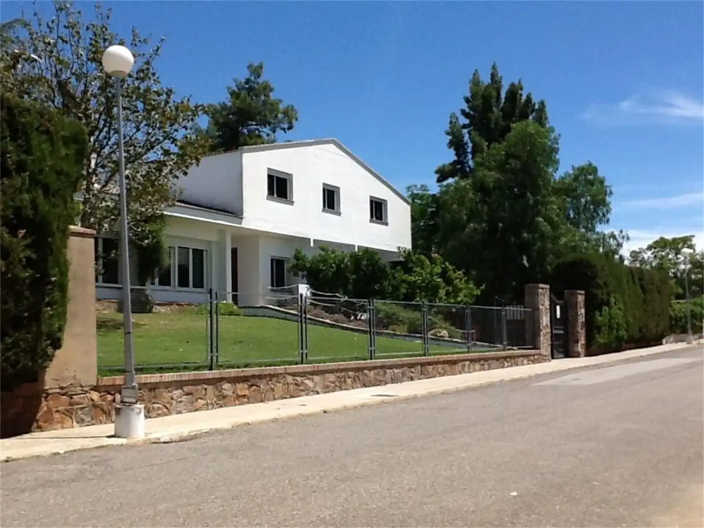 Detached house with pool for sale in Calle Halcón 28