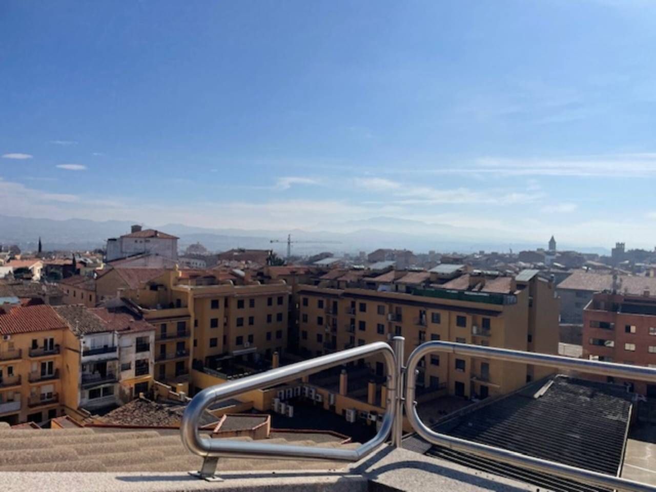 Vista exterior de Dúplex en venda en Vic amb Calefacció, Terrassa i Traster