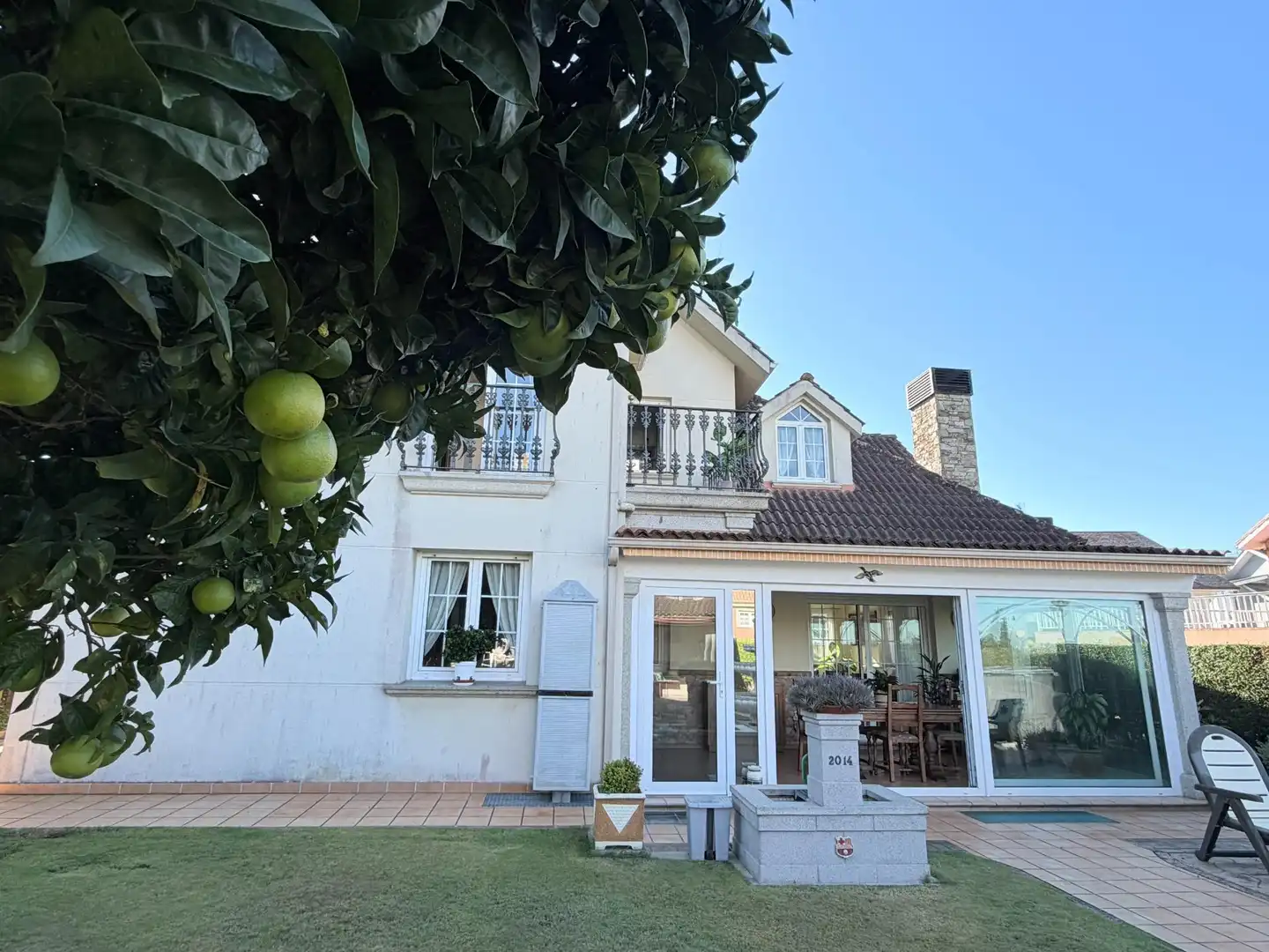 Vista exterior de Casa o xalet en venda en Oleiros amb Calefacció, Jardí privat i Terrassa